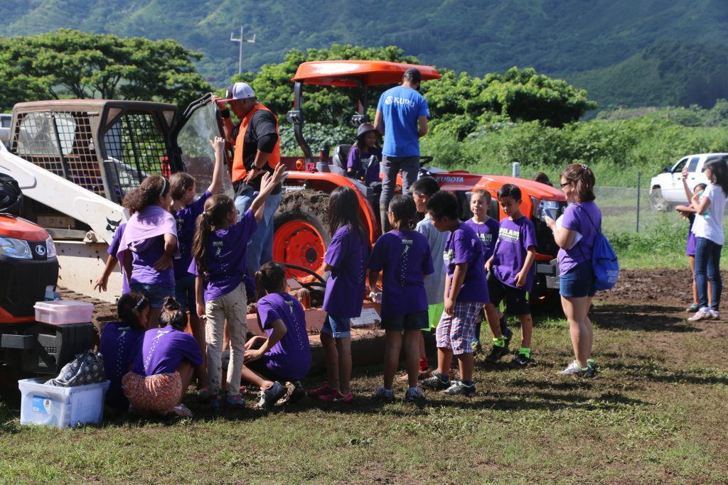 Group of children asking questions at a  Kawainui-Hāmākua volunteer event