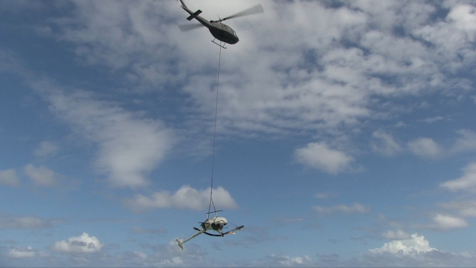 HELICOPTER WRECKAGE AIRLIFTED FROM NEAR AHU O LAKA SANDBAR